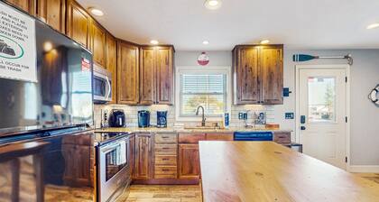 Cozy Lake-View Condo w/ private washer/dryer and shared tennis court & pool