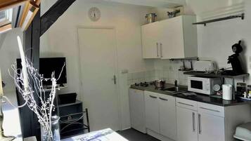 Een koelkast, een koffiezetapparaat/waterkoker