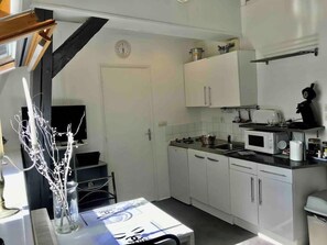 Fridge, coffee/tea maker, cookware/dishes/utensils - studio 25 M2, studio 25 m2 centre ville d'arras (Arras)