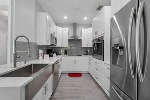 Kylskåp, mikrovågsugn, ugn och spishäll