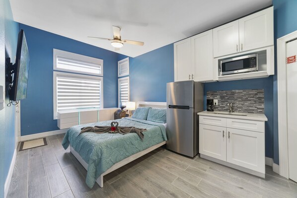 4 bedrooms, iron/ironing board, WiFi, bed sheets