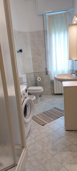 Douche, sèche-cheveux, bidet, serviettes fournies