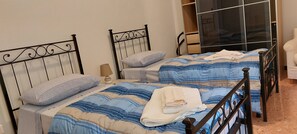 3 chambres, fer et planche à repasser, Wi-Fi, draps fournis