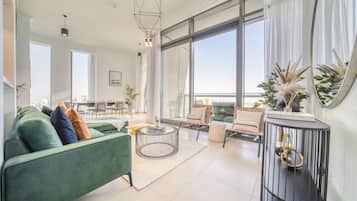 Departamento de lujo, 3 habitaciones, vista a la ciudad | Área de sala de estar | Televisión de pantalla plana