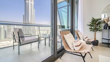 Departamento de lujo, 3 habitaciones, vista a la ciudad | Área de sala de estar | Televisión de pantalla plana