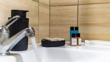 Buồng tắm vòi sen, đồ dùng nhà tắm miễn phí, máy sấy tóc, khăn tắm