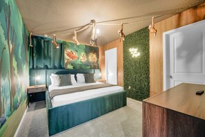 6 bedrooms, iron/ironing board, WiFi, bed sheets