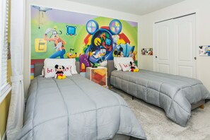 6 bedrooms, iron/ironing board, WiFi, bed sheets