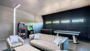 Smart TV, futbolito, mesa de ping pong