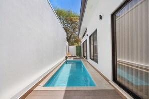 Indoor pool, outdoor pool - Sophisticated Home with a Chic Design and a Private Terrace with a Plunge Pool (Sardinal)