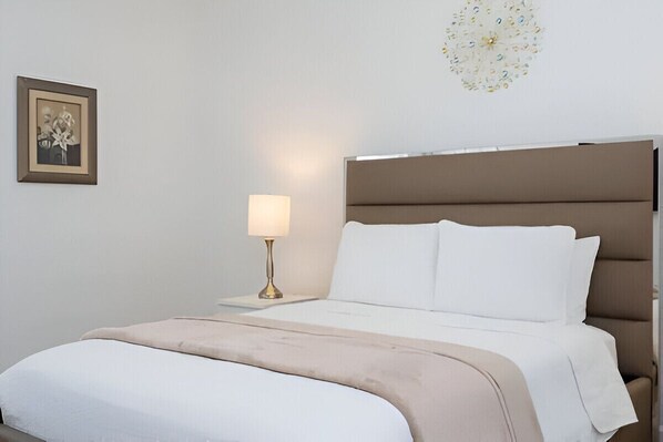 3 habitaciones, tabla de planchar con plancha, wifi y ropa de cama