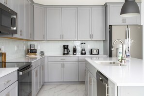 Refrigerador, microondas, horno, placa de cocina
