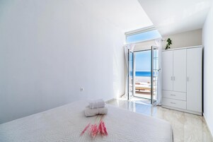 Tabla de planchar con plancha, wifi gratis y ropa de cama 