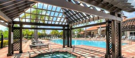 Lämmitetty uima-allas