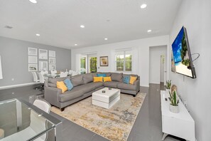 Smart TV, futbolito y tenis de mesa 