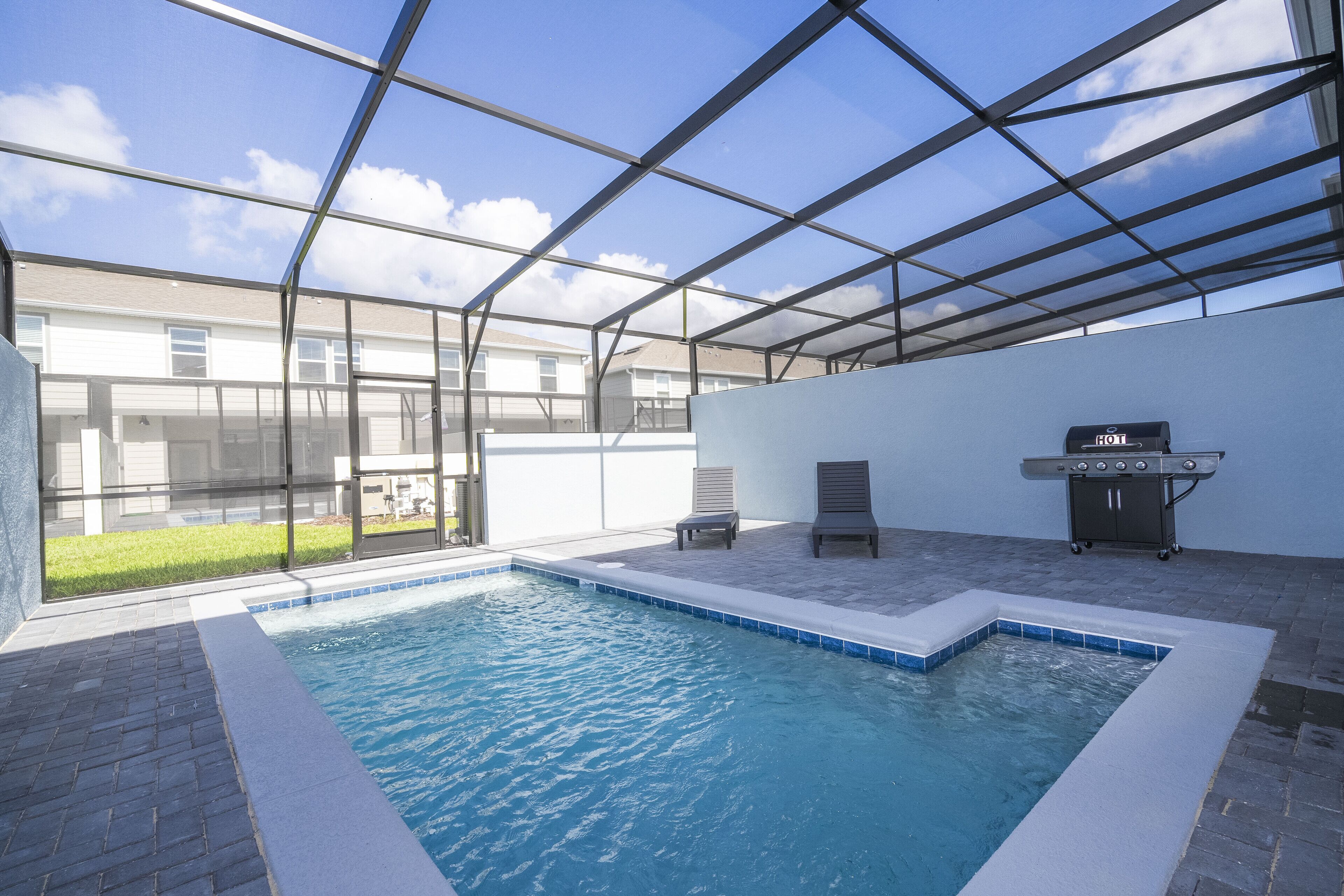 حمّام سباحة مُدفَّأ