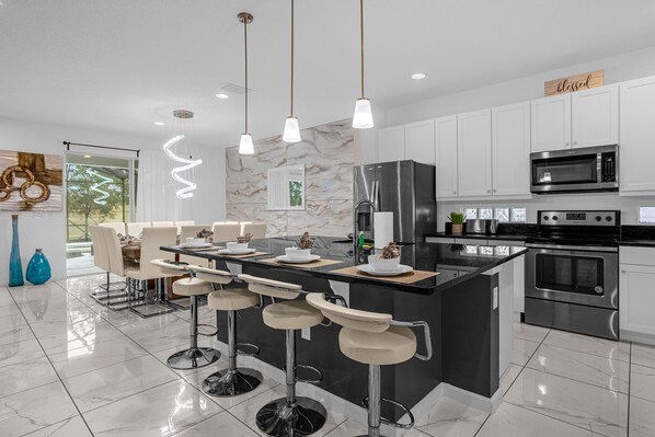 Kylskåp, mikrovågsugn, ugn och spishäll