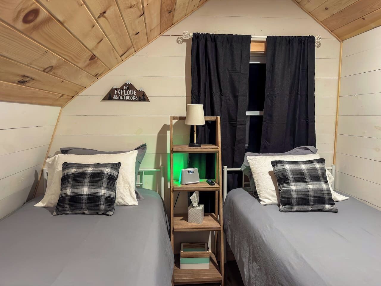 2 bedrooms, desk, iron/ironing board, WiFi