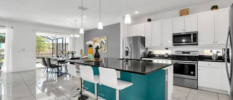 Kylskåp, mikrovågsugn, ugn och spishäll