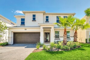 Exterior - Last Minute Disney Getaway! Luxury Villa with Private Pool. Book Now! #115529 (Orlando)