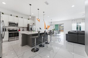 Réfrigérateur, four à micro-ondes, un four, surface de cuisson