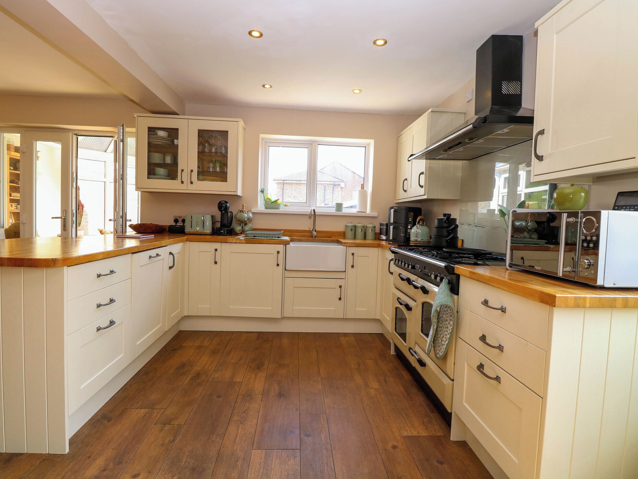 Dishwasher, cookware/dishes/utensils