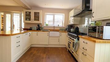 Dishwasher, cookware/dishes/utensils