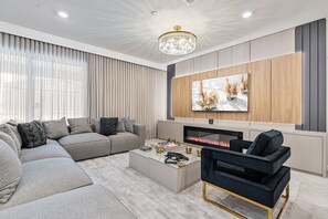 Smart TV, lareira, mesa de pingue-pongue