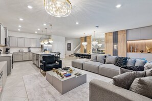 Smart TV, lareira, mesa de pingue-pongue