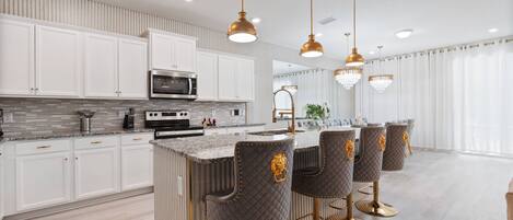 冰箱、微波炉、烤箱、炉灶