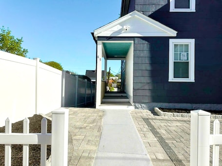 Property grounds. 85a Charming, Cozy 3BR, 2BA Home Near Downtown Boston