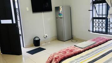 Chambre Double Familiale | Salle de bain | Douche, serviettes fournies, savon, papier toilette