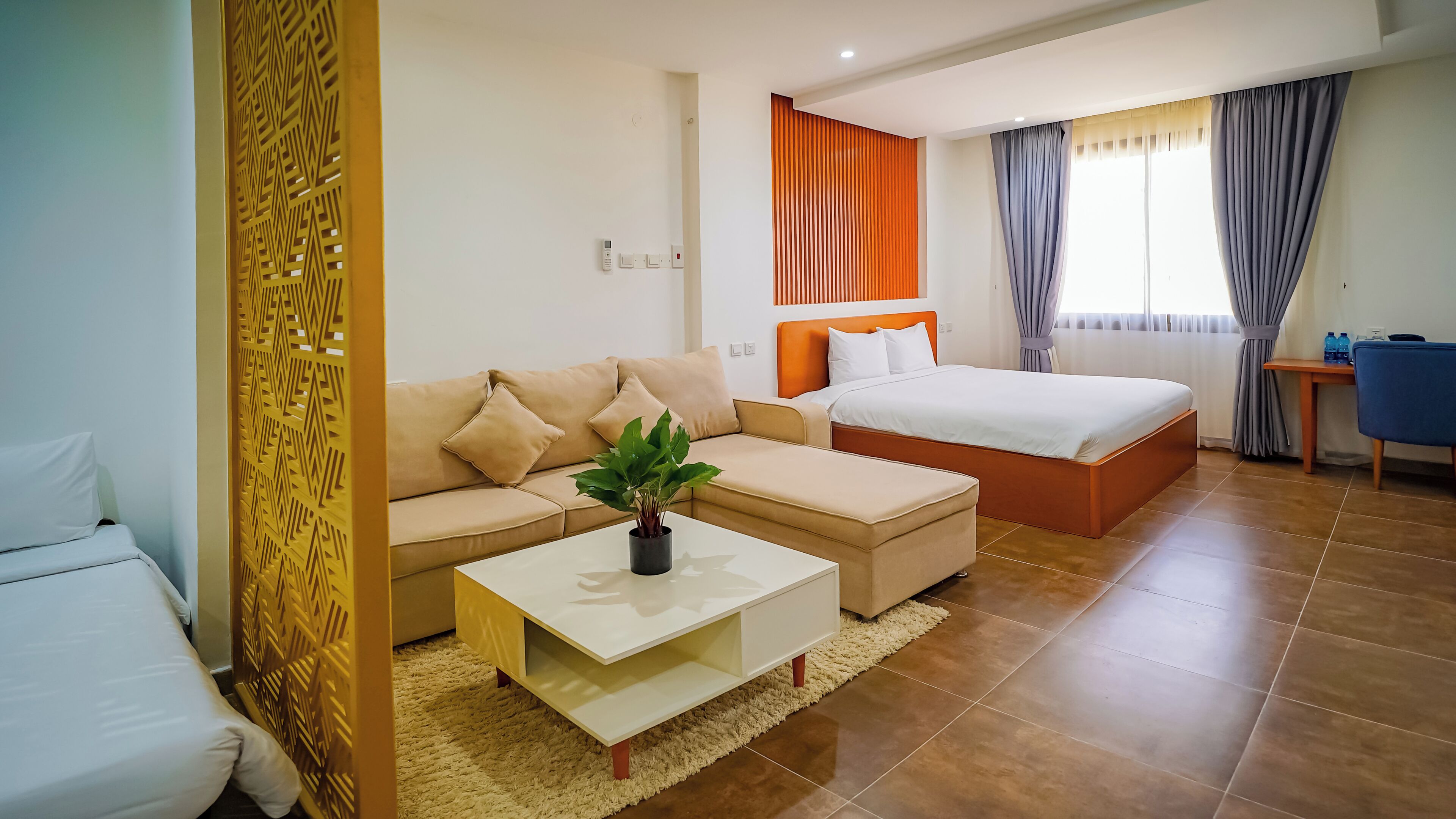 Familjesvit - icke-rökare | Värdeförvaringsskåp på rummet, skrivbord och arbetsyta för laptop