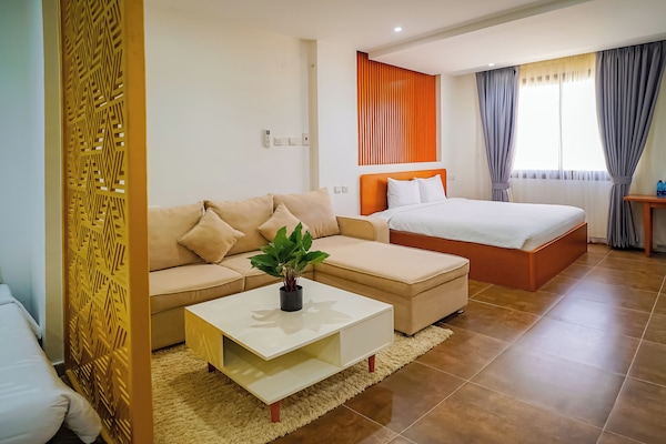 Familie suite, niet-roken | Een kluis op de kamer, een bureau, een laptopwerkplek