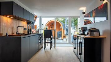 Réfrigérateur, micro-ondes, four, plaque de cuisson