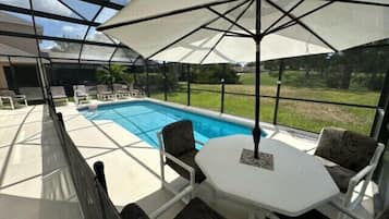 Een verwarmd zwembad