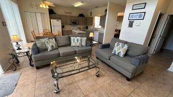 Een smart-tv en tafelvoetbal