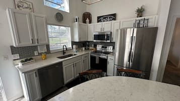 Een koelkast, een magnetron, een oven, een kookplaat