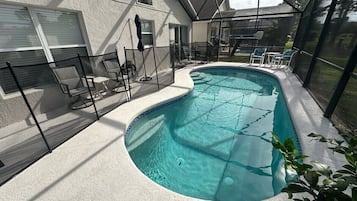 Een verwarmd zwembad