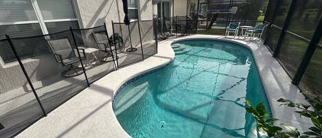 Een verwarmd zwembad