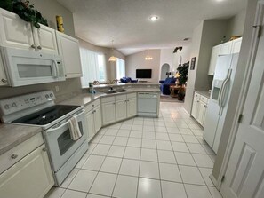 雪櫃、微波爐、焗爐、爐具