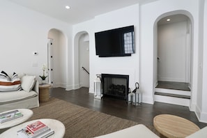 TV connectée, cheminée, livres