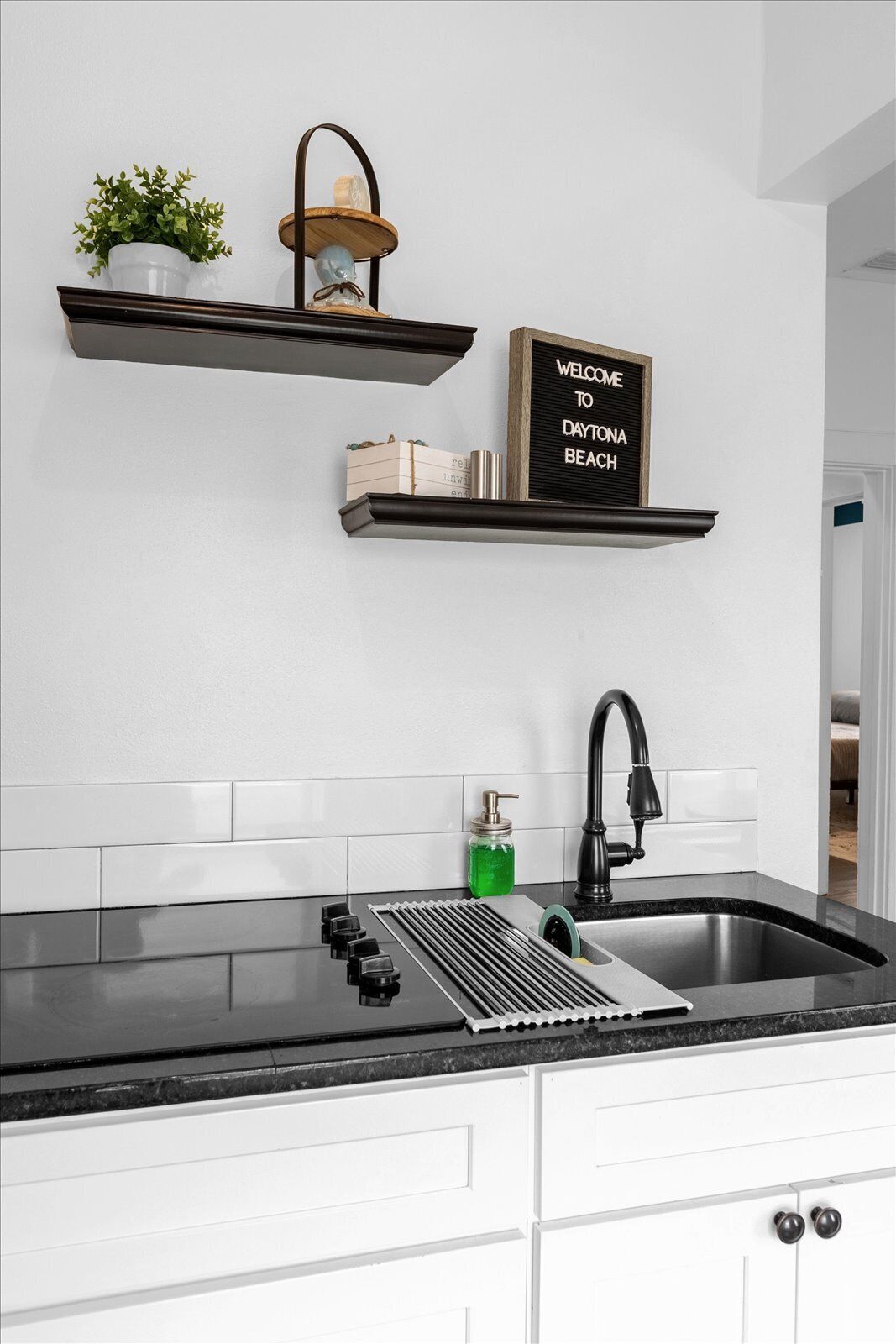 Kühlschrank, Mikrowelle, Herdplatte, Wasserkocher mit Kaffee-/Teezubehör