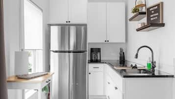 Frigorífico, microondas, placa de cocina y cafetera o tetera