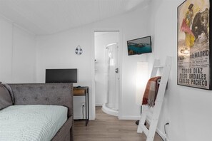 3 makuuhuonetta, työpöytä, silitysrauta/-lauta, ilmainen Wi-Fi