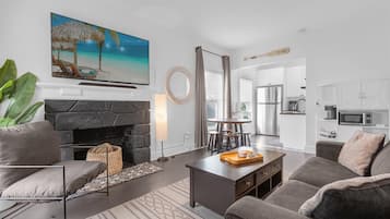 Una Smart TV, un reproductor estéreo, una pantalla de ordenador