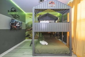 5 bedrooms, iron/ironing board, WiFi, bed sheets