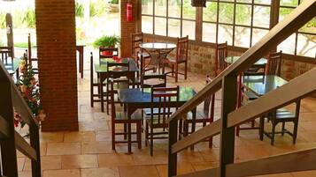 Café da manhã com buffet grátis todos os dias