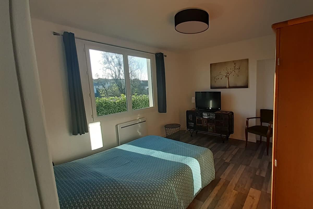 Departamento, vista al jardín | 2 habitaciones, cuna de viaje, wifi gratis y ropa de cama