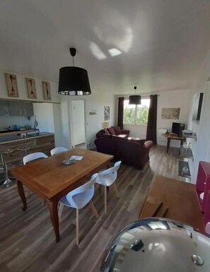 TV - Gites Le Puits des Souhaits (Villedieu-les-Poêles-Rouffigny)